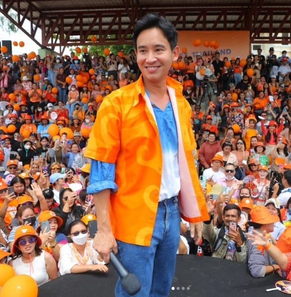 พิธา รีโพสต์สตอรี่รูป แอฟ ทักษอร