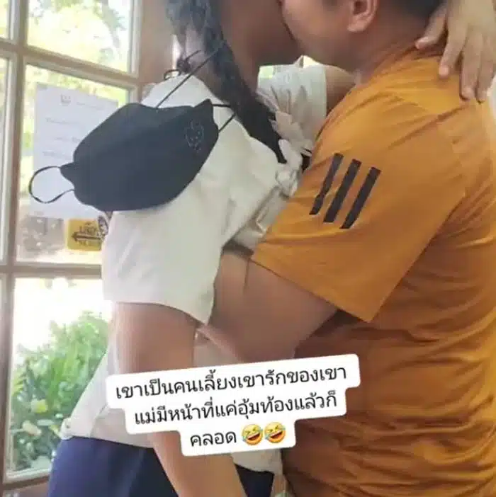 พ่อหอมแก้มลูกสาว
