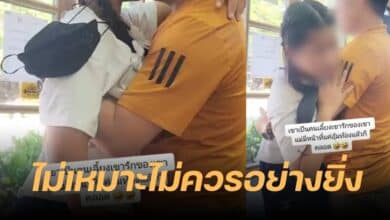 พ่อหอมแก้มลูกสาว