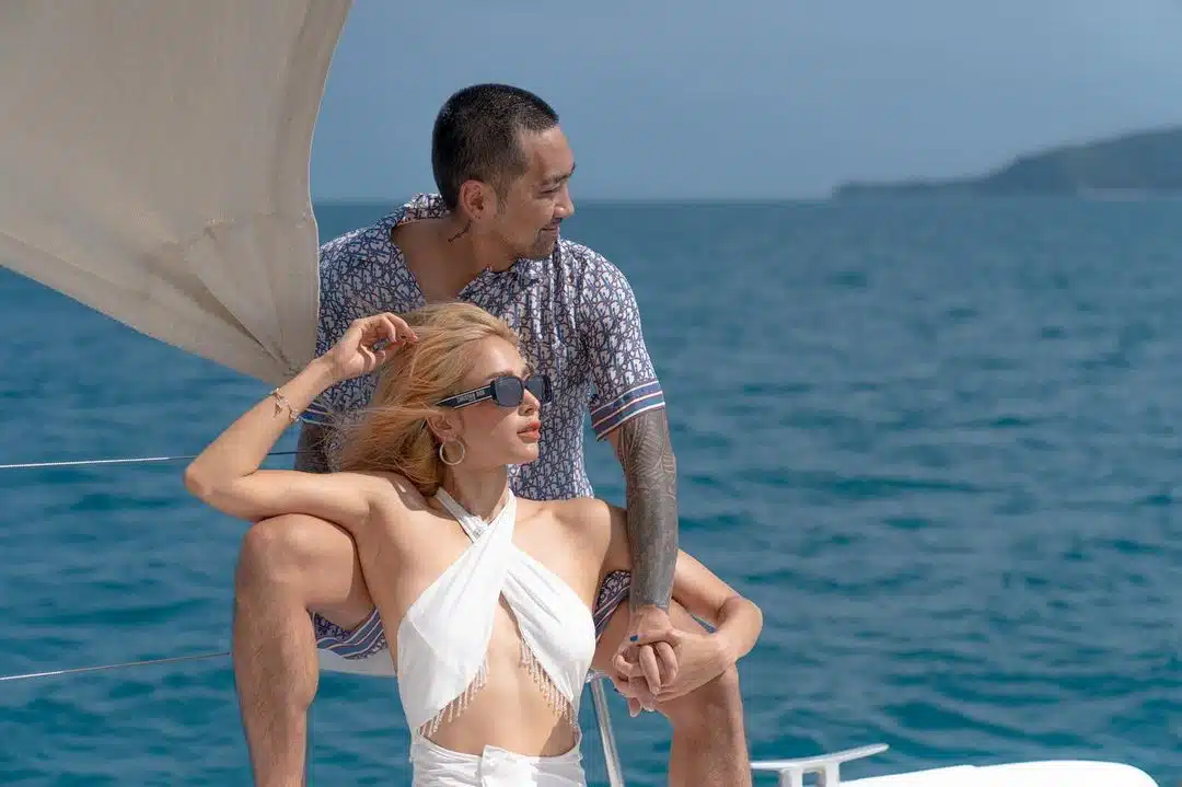 มือที่สามอุ้มบอล