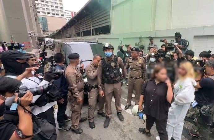 ม็อบทะลุวัง