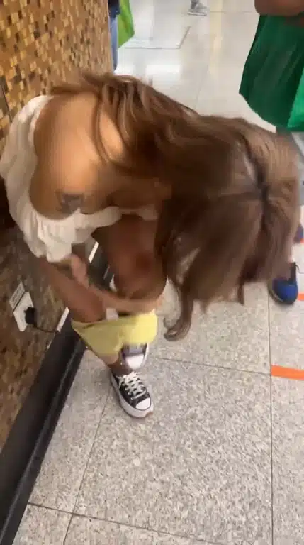 สาวเปลี่ยนเสื้อกลางสถานีรถไฟฟ้าใต้ดิน