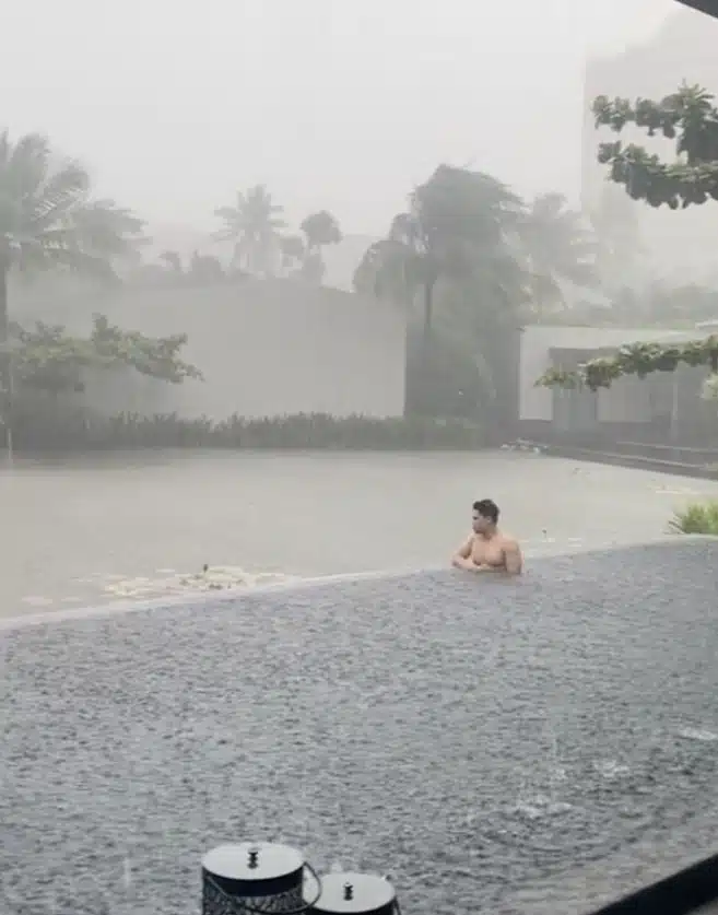 หนุ่มเที่ยวเกาะฟู้โกว๊ก ฝนตกหนัก