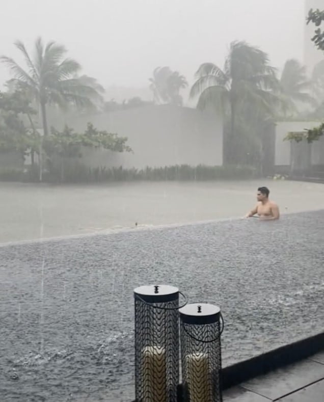 หนุ่มเที่ยวเกาะฟู้โกว๊ก ฝนตกหนัก