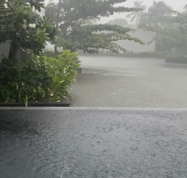 หนุ่มเที่ยวเกาะฟู้โกว๊ก ฝนตกหนัก
