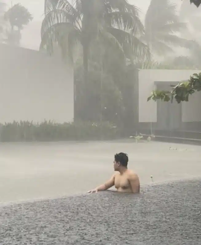 หนุ่มเที่ยวเกาะฟู้โกว๊ก ฝนตกหนัก