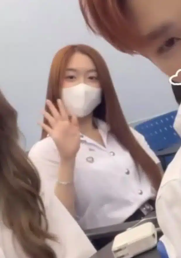 อ๊ะอาย 4EVE ในชุดนิสิตปีหนึ่งมศว