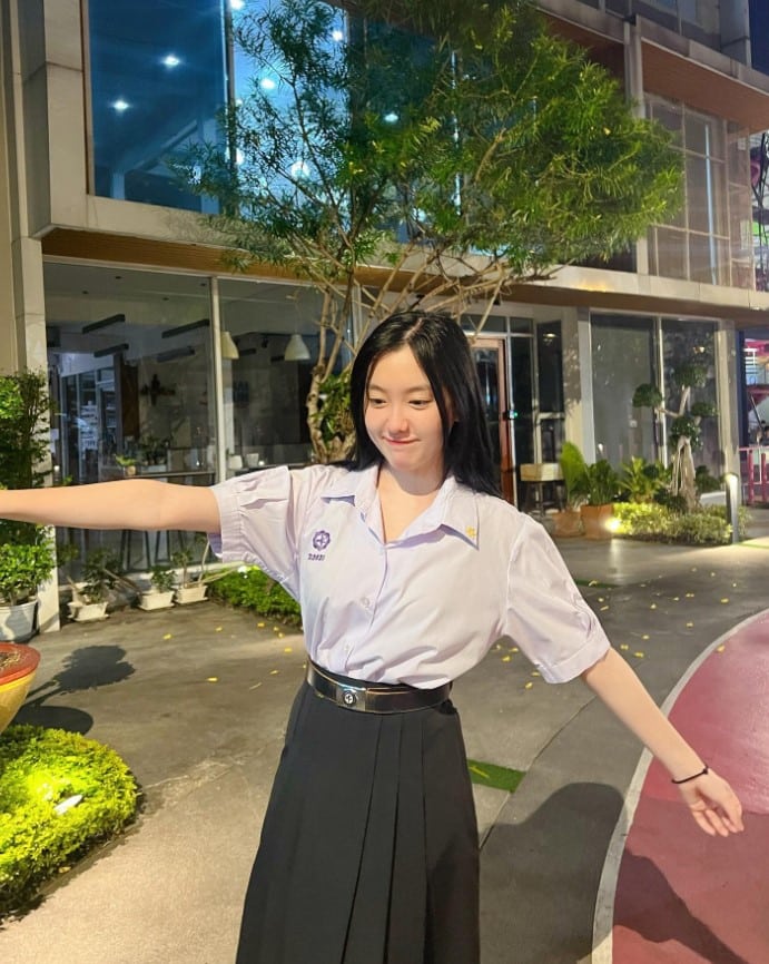 อ๊ะอาย 4EVE ในชุดนิสิตปีหนึ่งมศว