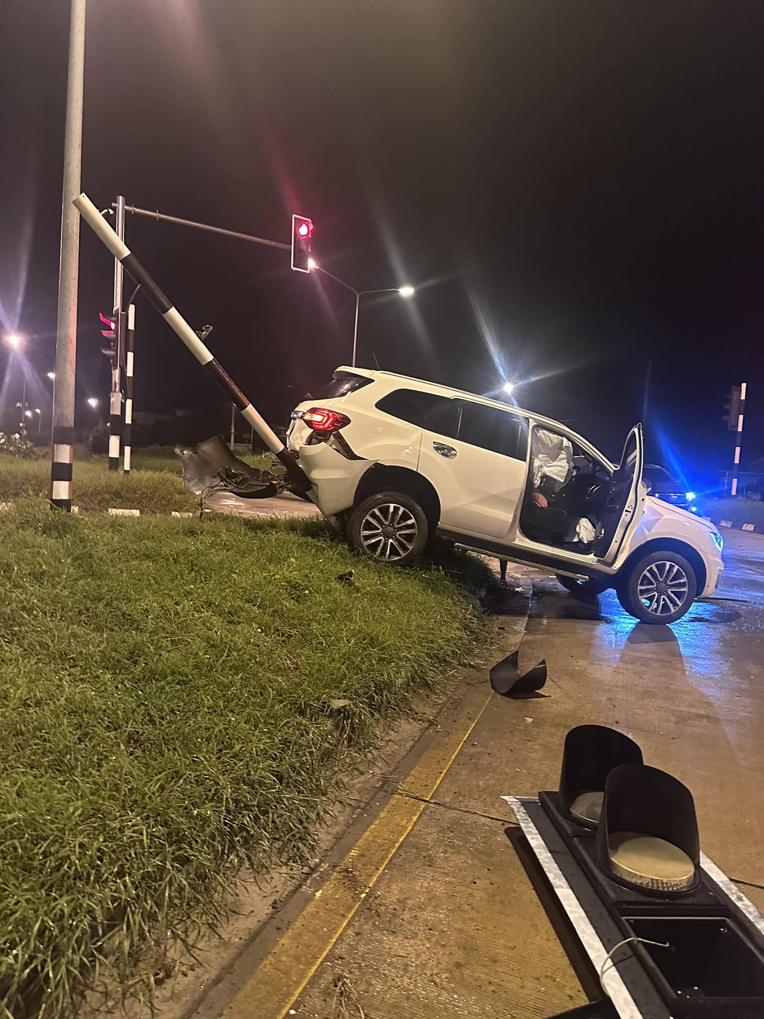 เบลล์ นิภาดา ถูกสิบล้อผ่าไฟแดง