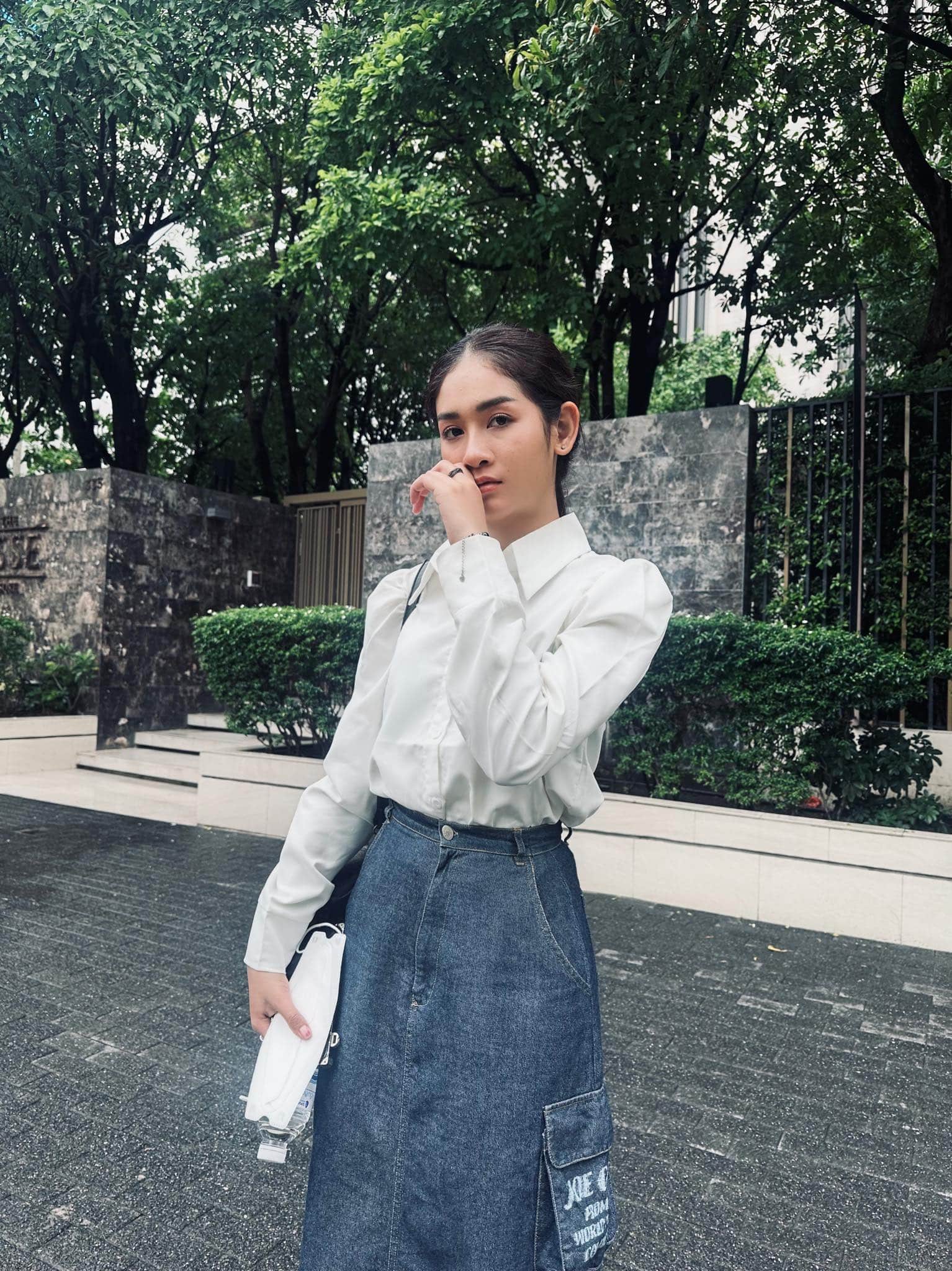 นักร้องลูกทุ่งสาว ถูกสิบล้อเสียหลักพุ่งชน