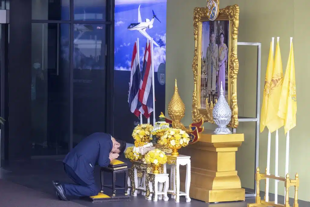 เปิดภาพ ทักษิณ ชินวัตร กราบพระบรมฉายาลักษณ์ 22 สค 66 (3)