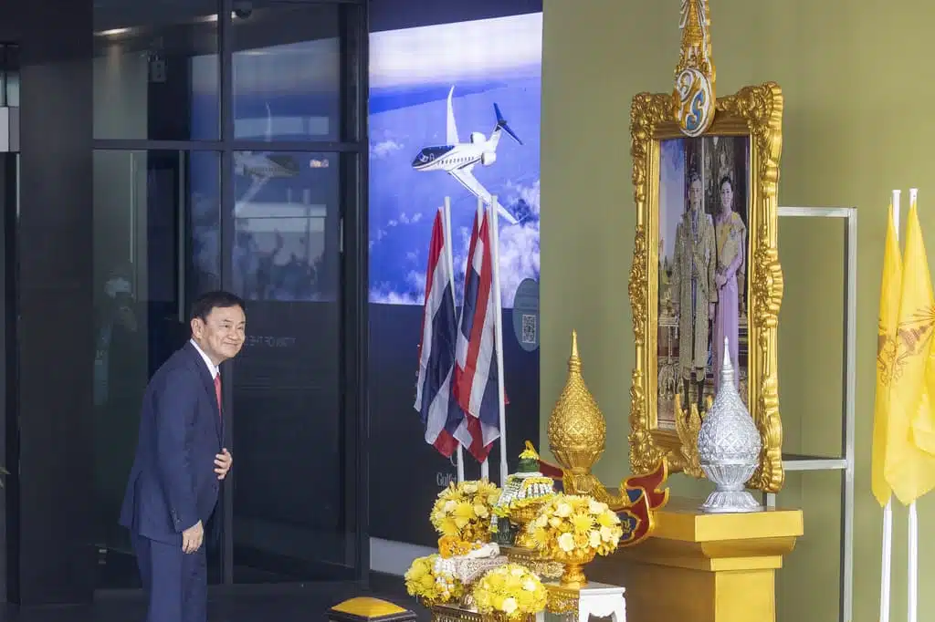 เปิดภาพ ทักษิณ ชินวัตร กราบพระบรมฉายาลักษณ์ 22 สค 66 (5)