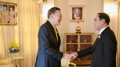 เศรษฐา จับมือ ประยุทธ์