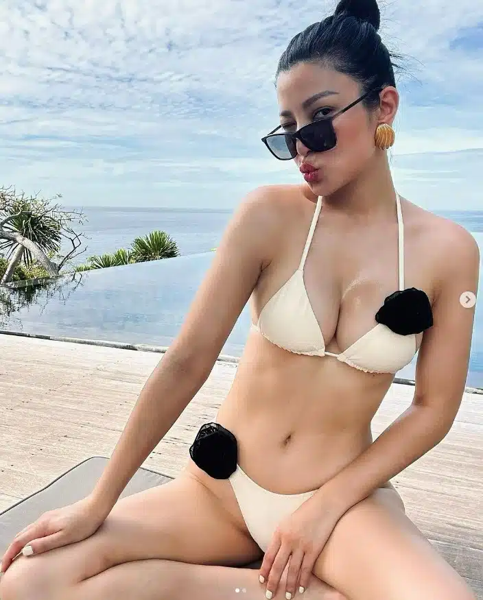 เอมมี่ มรกต ชุดว่ายน้ำ เวียดนาม