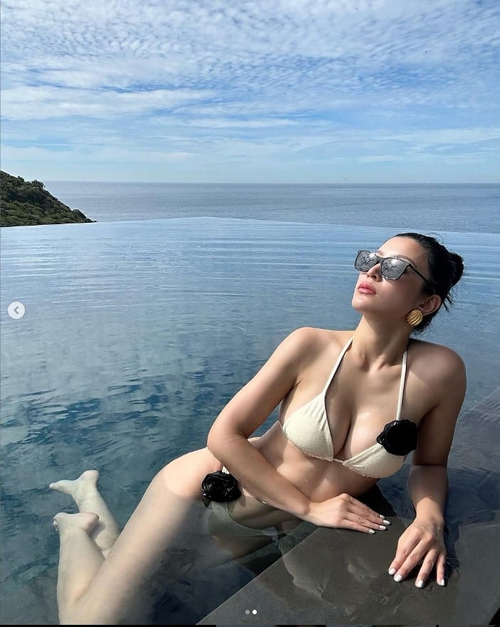 เอมมี่ มรกต ชุดว่ายน้ำ เวียดนาม