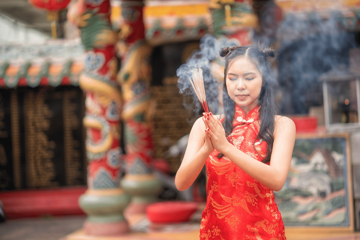 เปิดขั้นตอนไหว้วันสารทจีน 2566 ไหว้ตามนี้ มีแต่เฮง พร้อมวิธีจัดโต๊ะไหว้