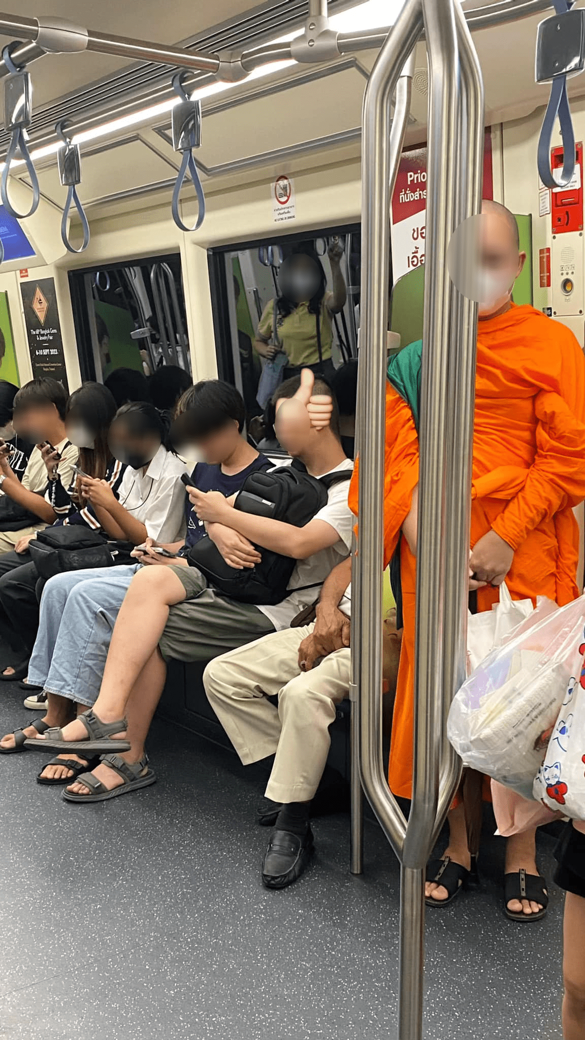 สมควรหรือไม่ ผู้โดยสารไม่ลุกให้พระสงฆ์นั่ง บนรถไฟฟ้าใต้ดิน MRT