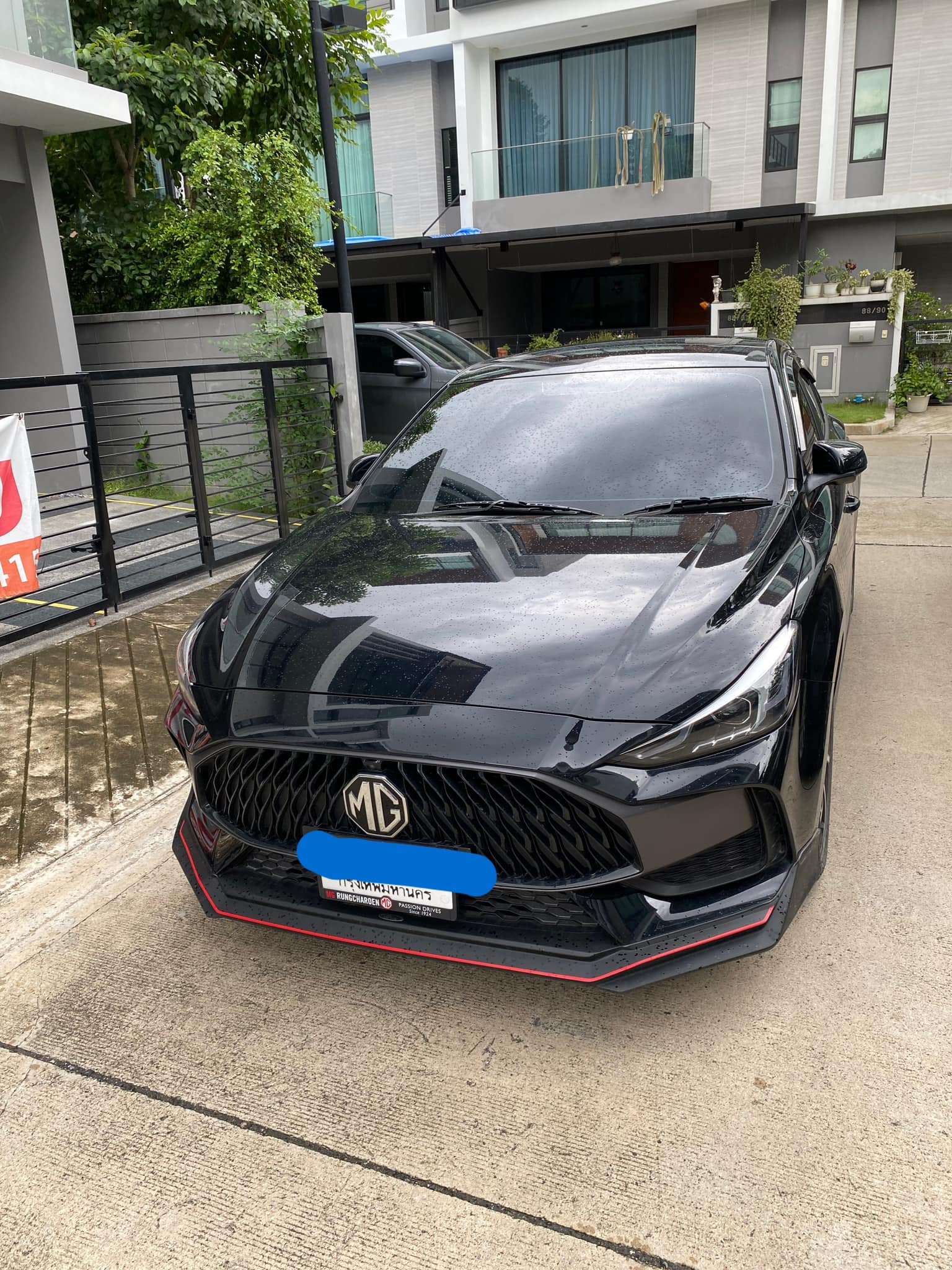 ปวดหัวเลย คนจีนจอดรถขวางหน้าบ้าน ตร. อ้างที่เอกชน ยกรถไปก็ไม่ได้