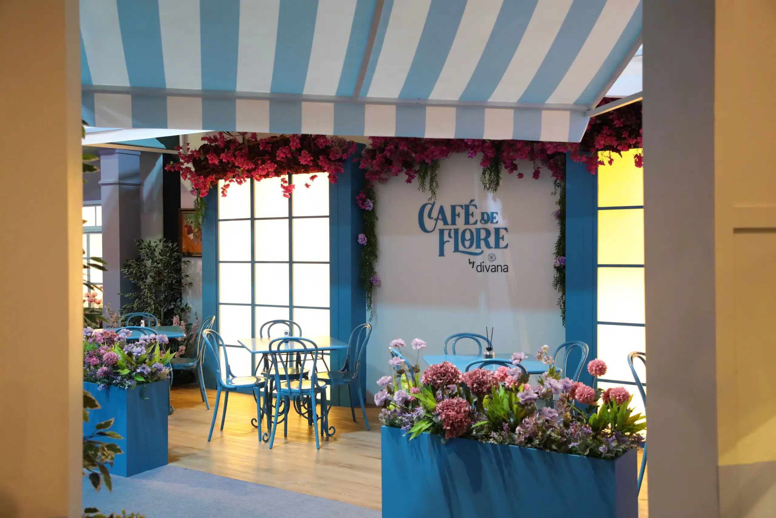 Cafe De Flore by DIVANA