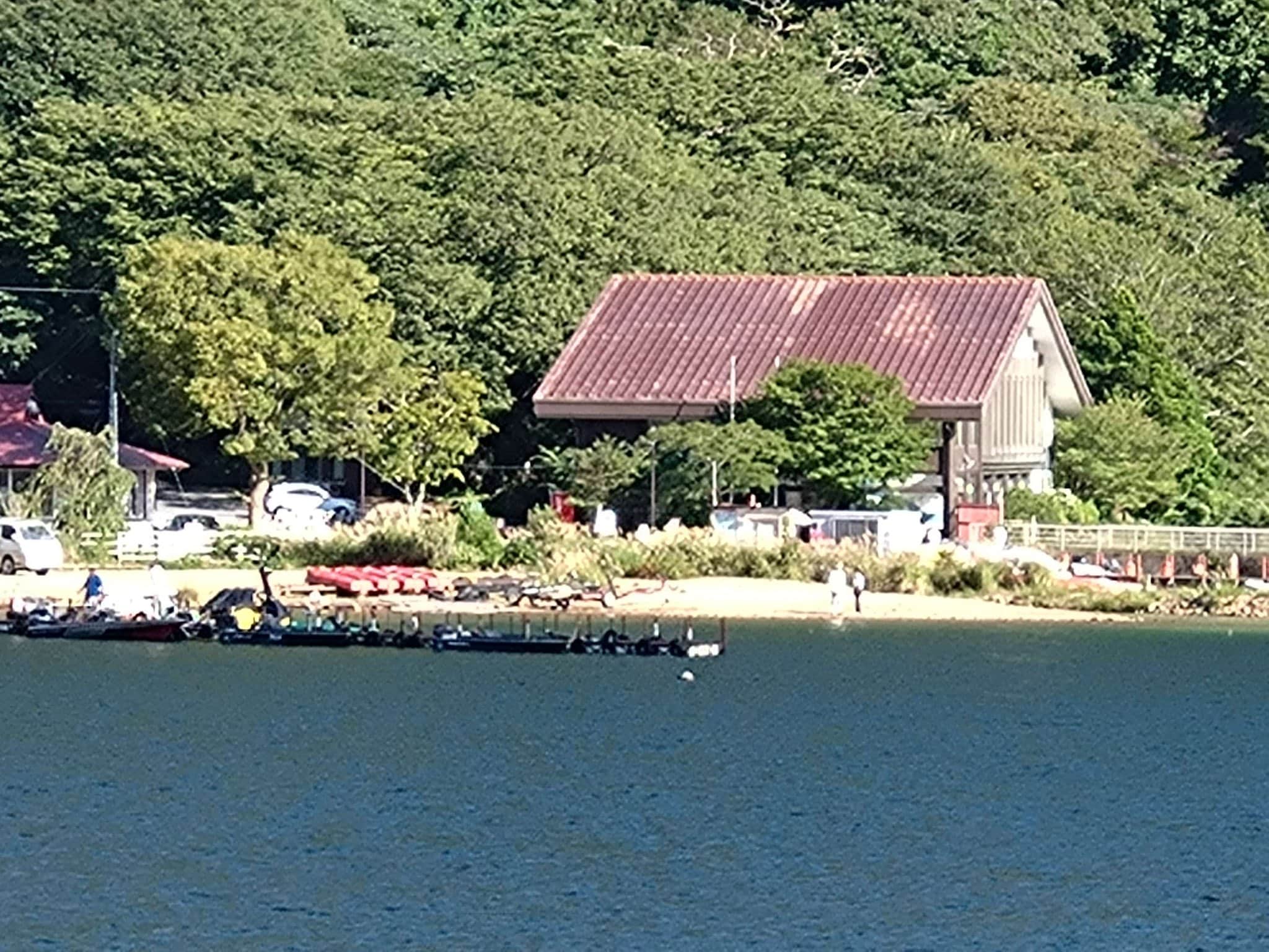 ชายปริศนายืนข้าง ๆ