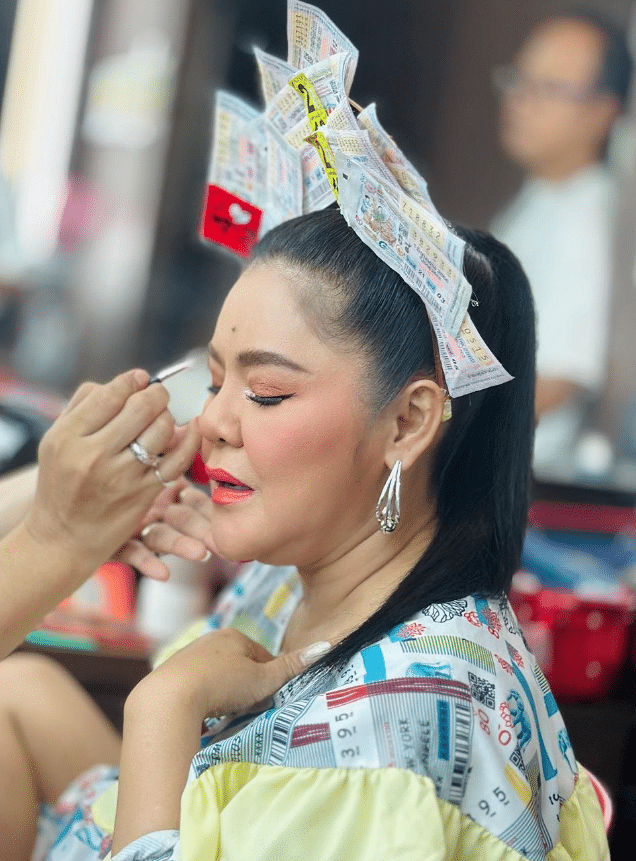 'ฮาย อาภาพร' สวมที่คาดผมลอตเตอรี่สุดเก๋ จนชาวเน็ตจ้องตาเป็นมัน ซูมหาเลขเด็ด