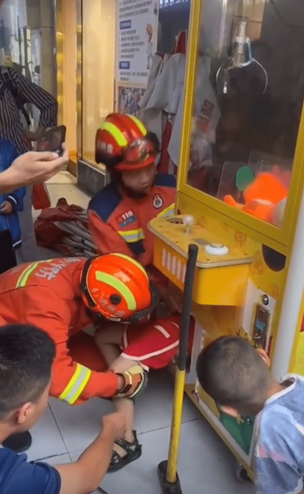 เด็กซนมุดตู้คีบตุ๊กตา