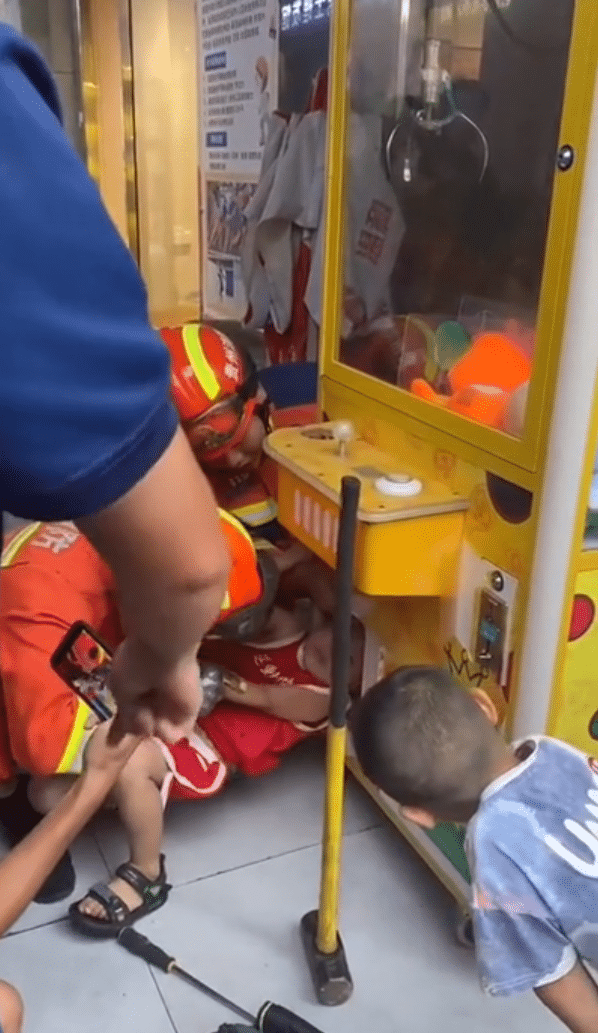 เด็กซนมุดตู้คีบตุ๊กตา