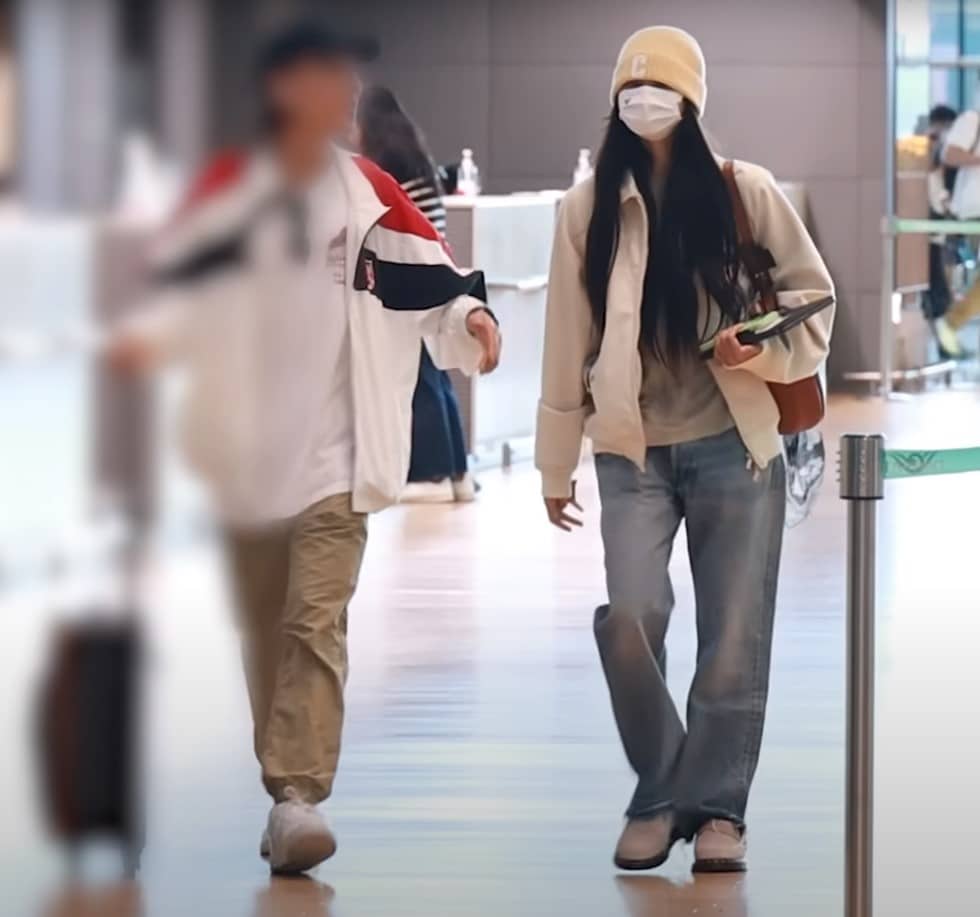 ลิซ่าและเมเนเจอร์ที่มาส่ง