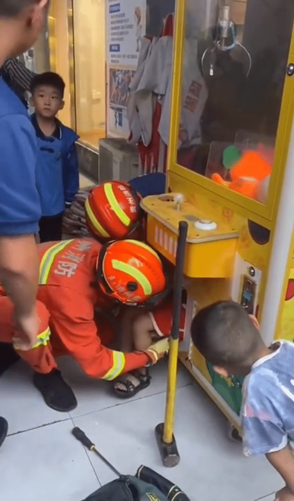 เด็กซนมุดตู้คีบตุ๊กตา