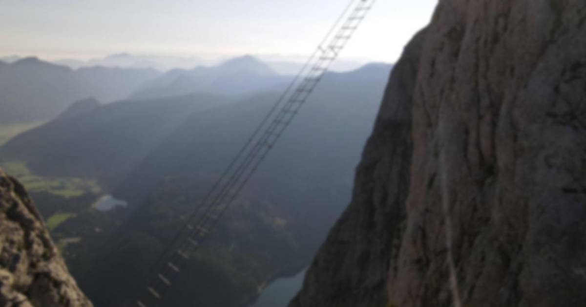 นักปีนเขาตกเขา 90 เมตรVia-Ferrata Dachstein Mountains