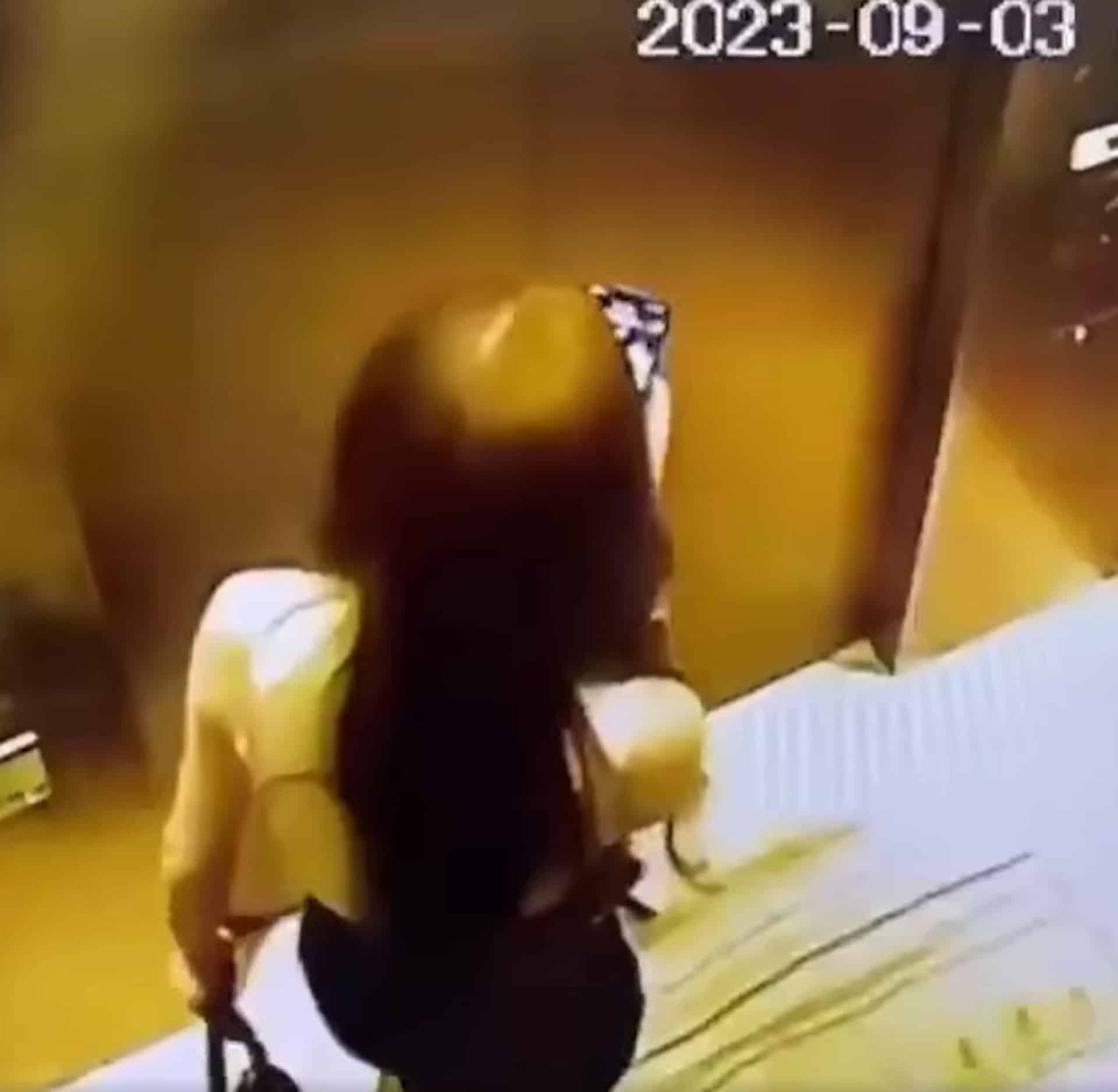 โรคจิต? หญิงสาวในลิฟต์ถูกชายยิง "น้ำ" ปริศนาใส่ด้านหลัง 3 ครั้งรวด