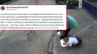 โบว์ ณัฏฐา หยกนั่งหน้าโรงเรียน