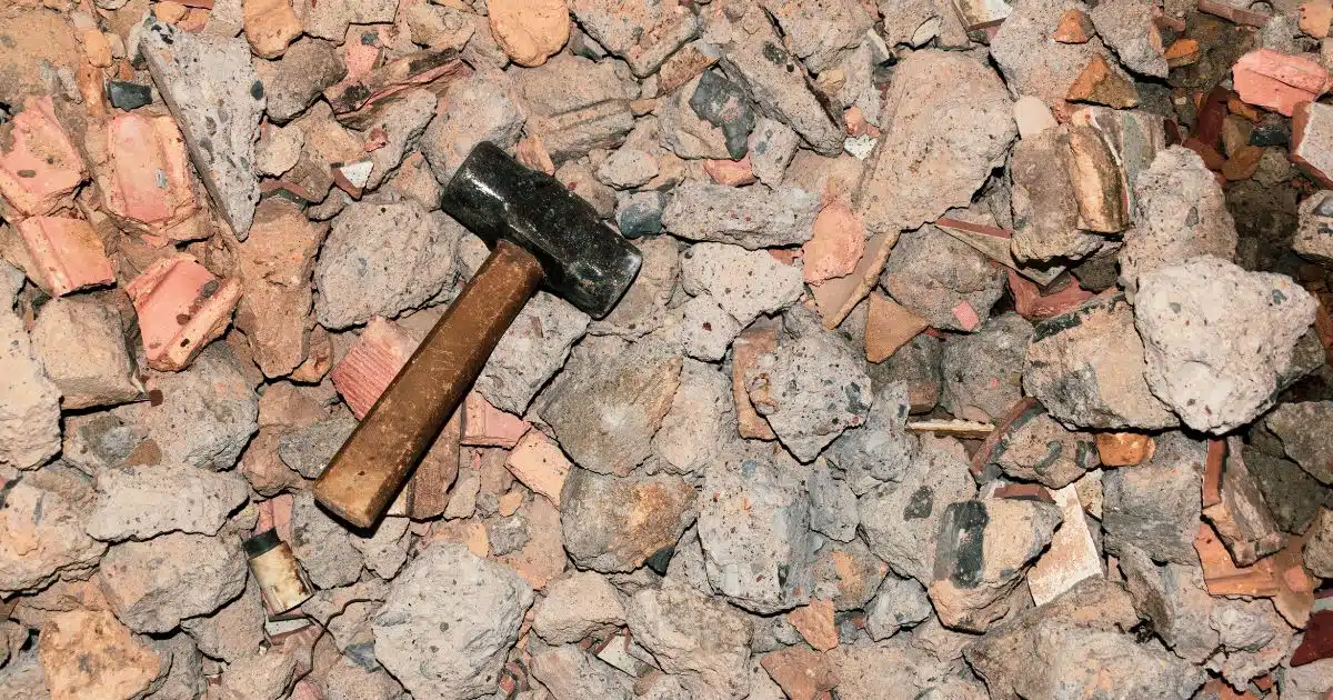 ฝันว่าบ้านโดนรื้อเพราะติดหนี้