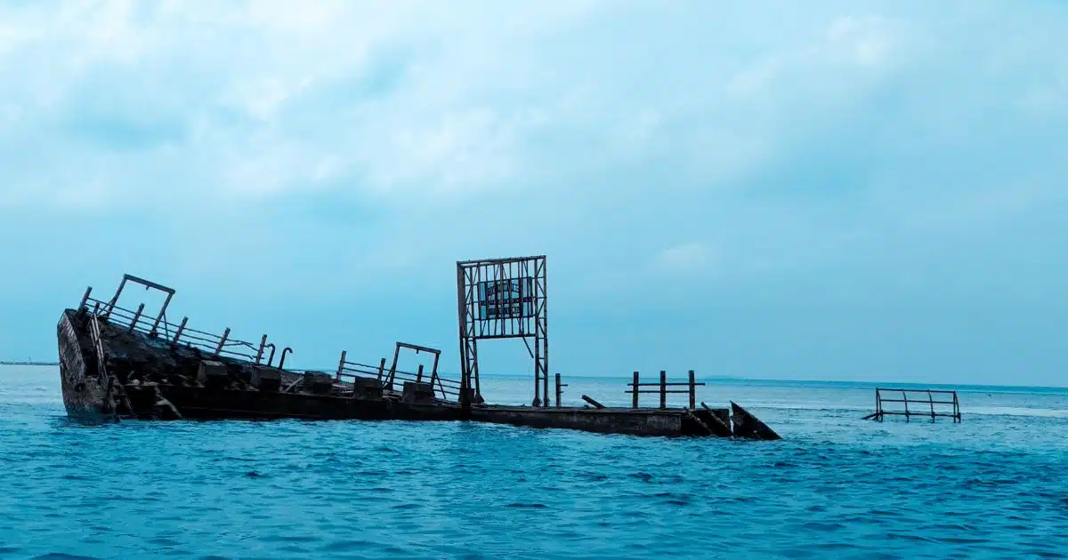 ฝันเห็นเรือล่มในทะเล