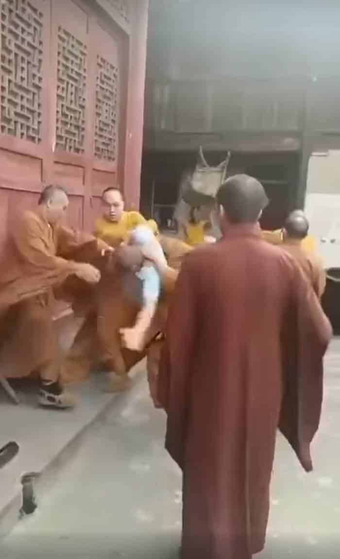 พระต่อยกัน