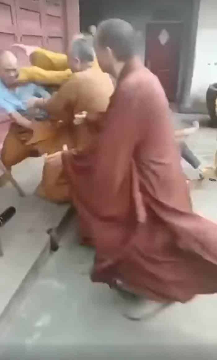 พระต่อยกัน