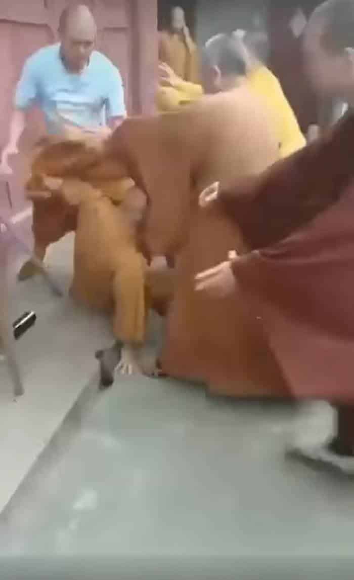 พระต่อยกัน