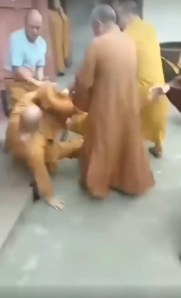 พระต่อยกัน