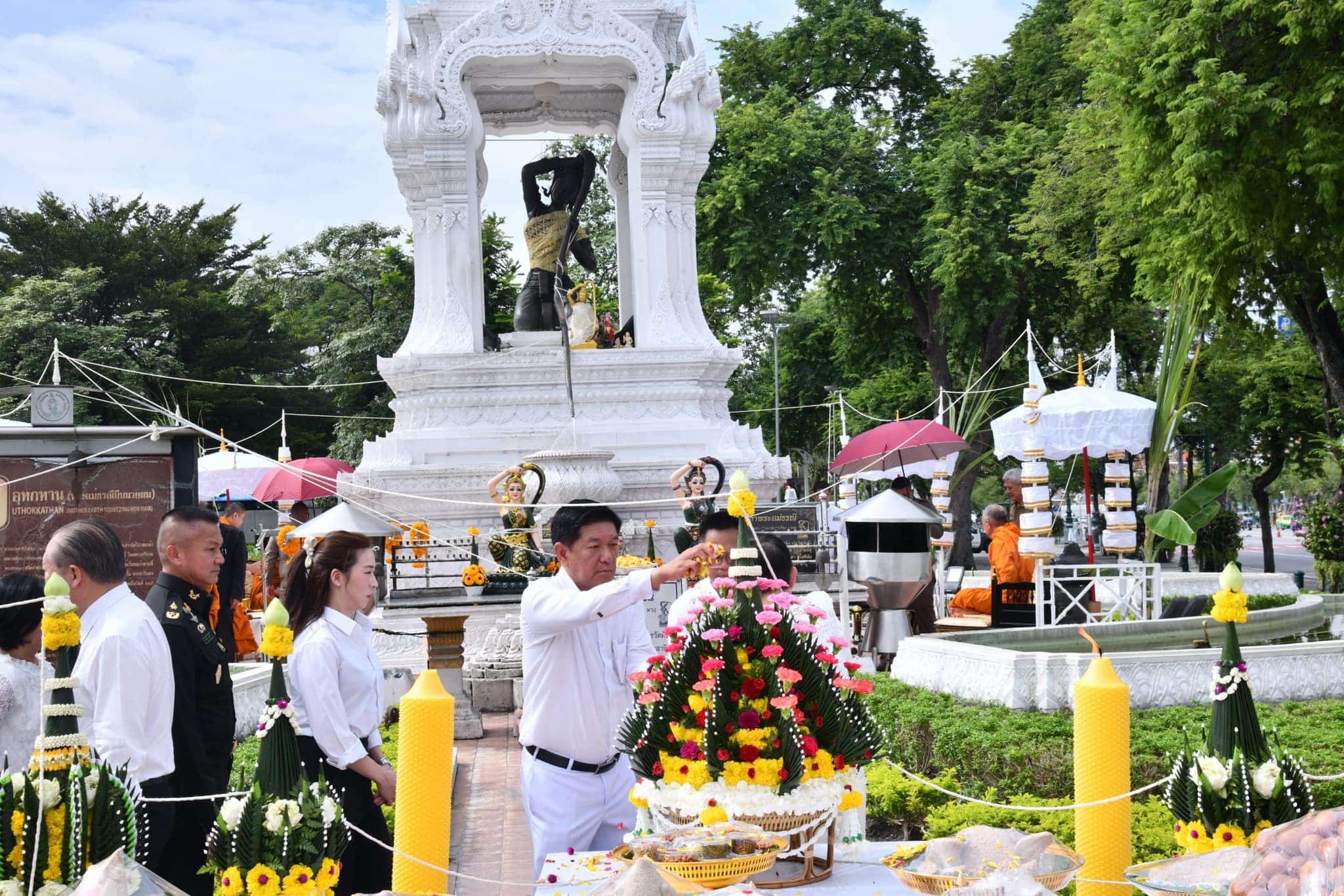 พระแม่ธรณีบีบมวยผม