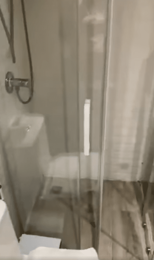 สุดอึ้ง ห้องพักย่านสุขุมวิท คืนละ 900 บาท แต่เหมือนนอนในห้องน้ำ