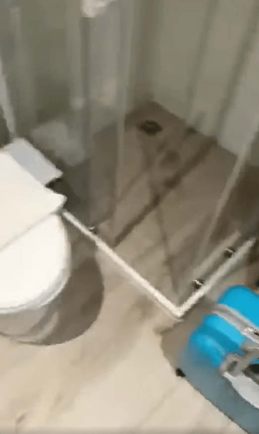 สุดอึ้ง ห้องพักย่านสุขุมวิท คืนละ 900 บาท แต่เหมือนนอนในห้องน้ำ