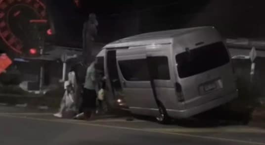 รถตู้ไหลลงดอยสุเทพ ครูบาศรีวิชัย