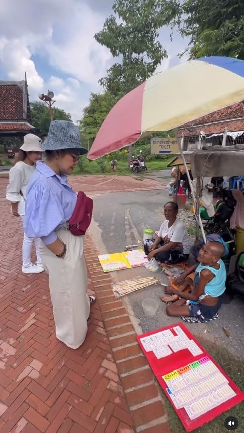 ฮาย อาภาพร เหมาลอตเตอรี่ตาพิการ