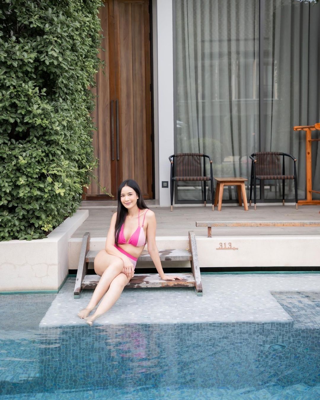 เบนซ์ ปุณยาพร ทูพีซสีชมพู