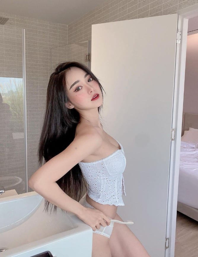 เอื้อย พรสวรรค์ แปรงฟันในชุดนอนสีขาว