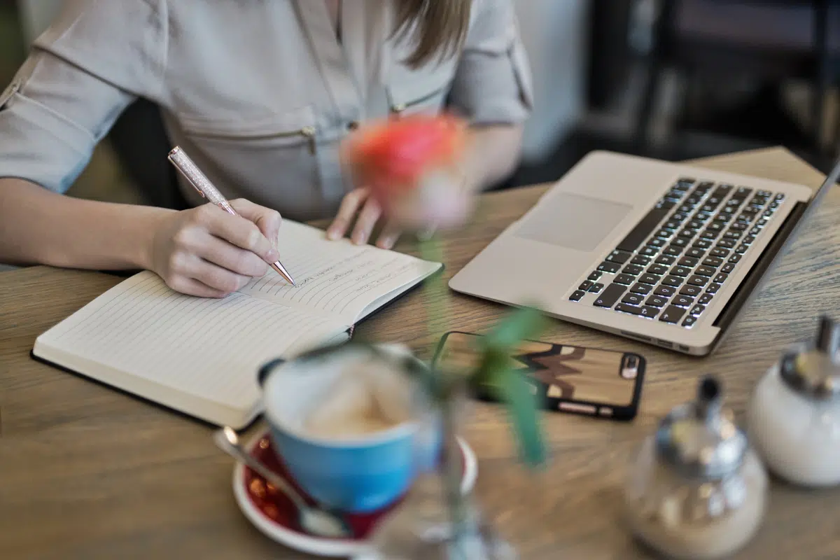 อาชีพนักเขียนนิยายออนไลน์ รายได้ดีไหม พร้อมเคล็ดลับ เขียนอย่างไรถูกใจคนอ่าน