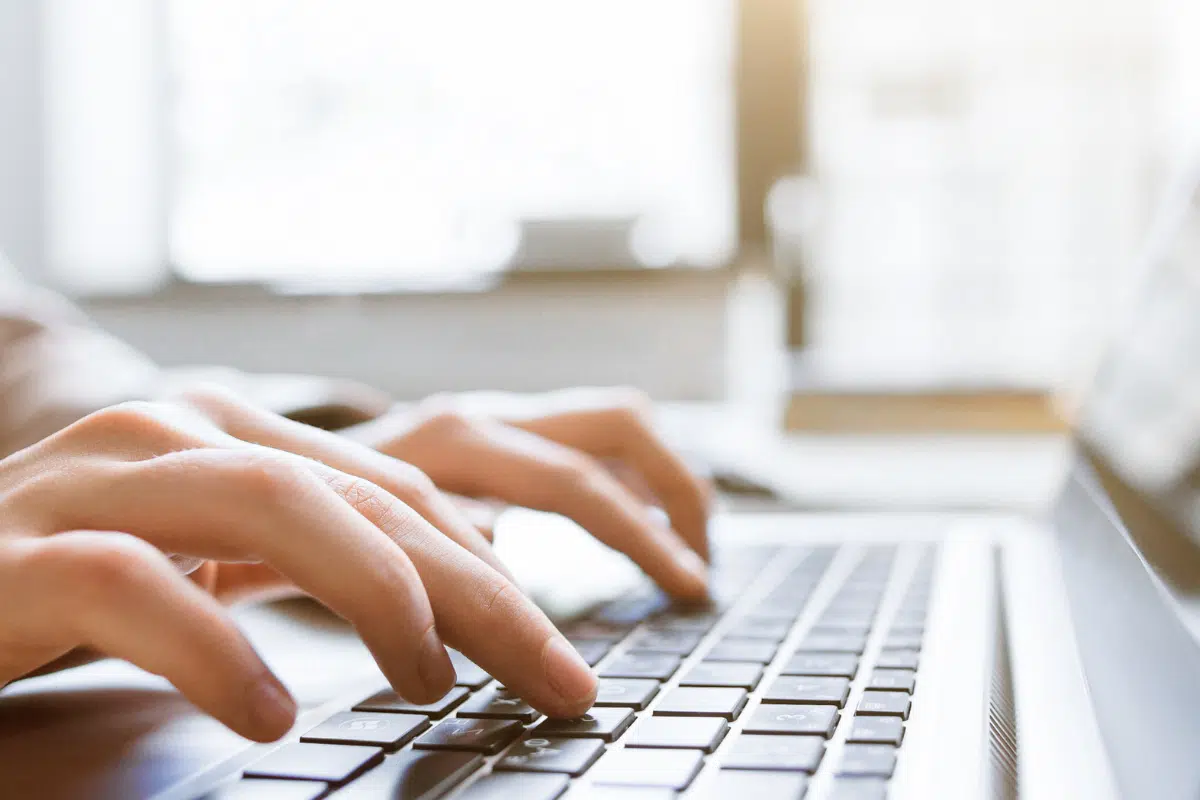 อาชีพนักเขียนนิยายออนไลน์ รายได้ดีไหม พร้อมเคล็ดลับ เขียนอย่างไรถูกใจคนอ่าน