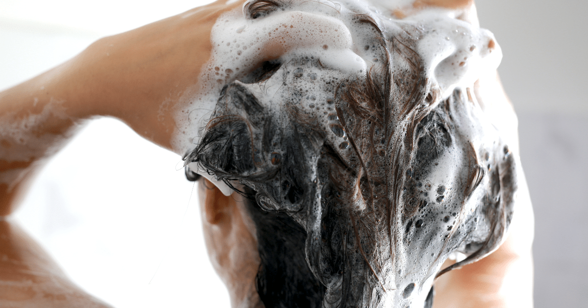 แนะนำวิธีสระผมที่สาว ๆ ควรรู้ สระผมอย่างไรช่วยลดผมขาดหลุดร่วง คืนผมสวยให้ผู้หญิงทุกคน