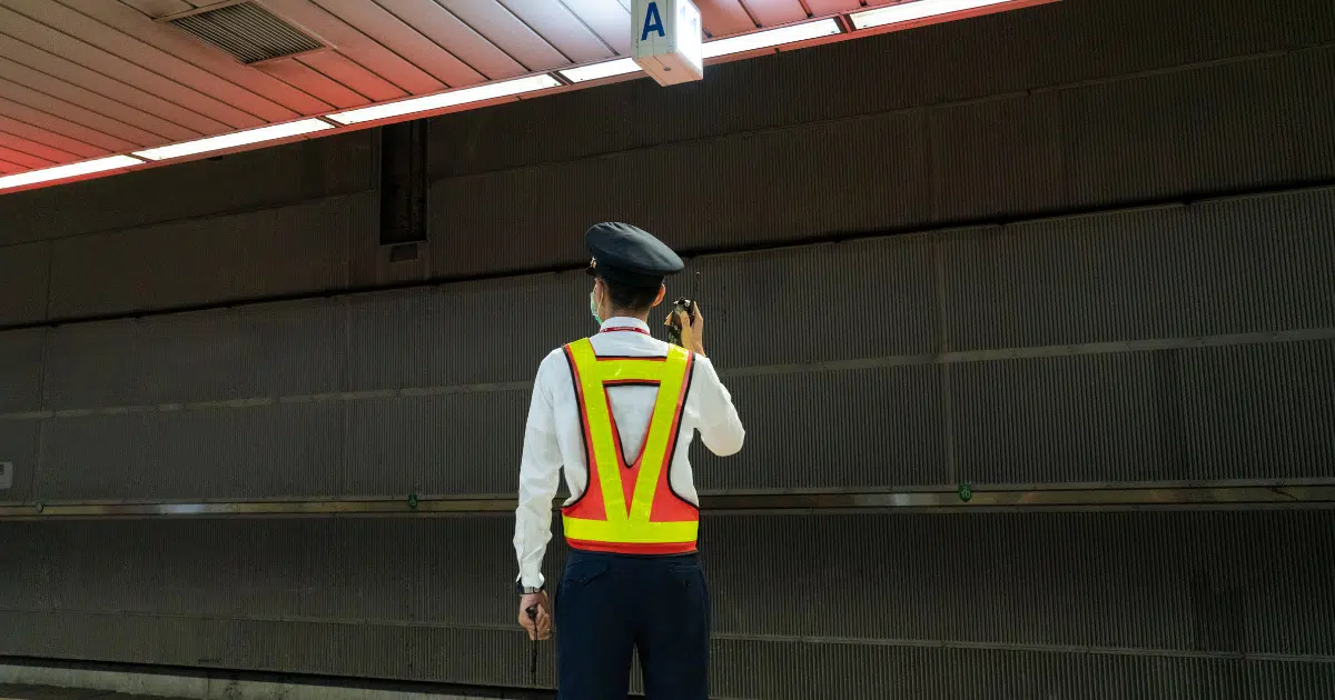 เงินเดือนรปภ. ฐานรายได้เริ่มต้นที่เท่าไหร่ เช็กคุณสมบัติและวุฒิการศึกษา