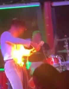 ก่อนจะใช้มือตบเป้ากางเกงเพื่อดับไฟ